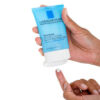 la-roche-posay-toleriane-matte-lotion-on-finger