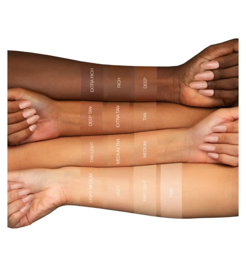 Huda Beauty GloWish Luminous Pressed Powder swatch